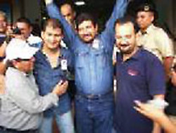 Directivos de Sutiss al ser liberados en septiembre del 2006