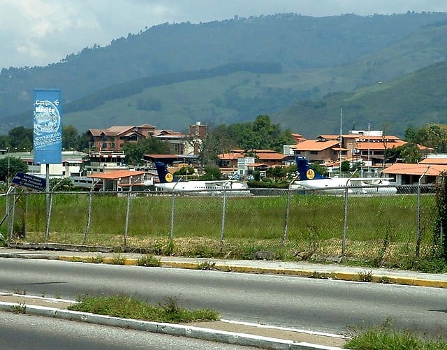 Aviones de la línea aérea Santa Bárbara parqueados en el aeródromo "Alberto Carnevalli" de Mérida