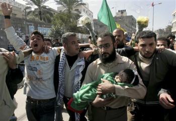 Palestinos tomaron las calles de Gaza para acompañar al desconsolado padre del bebé asesinado