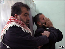 Familiares de los niños lloran a la puerta de la morgue en Gaza