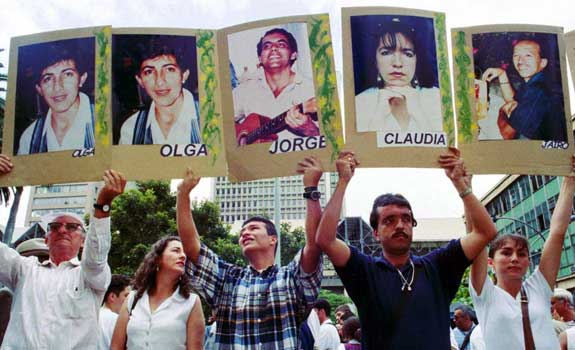 En 1999, las Auc secuestraron a cuatro defensores de los derechos humanos en Medellín.