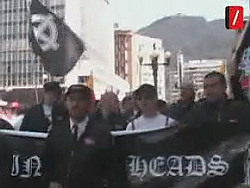 Grupos de extrema derecha marcharon este lunes en la marcha uribista contra las Farc (Extraído de un video de El Tiempo)