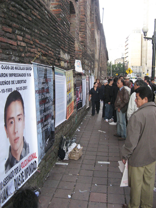Movice realiza todos los viernes actividades de calle para rechazar la violencia del estado colombiano