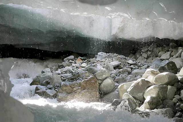 Imagen de archivo tomada el 23 de agosto de 2006 que muestra el agua derretida cayendo del glaciar Ferpecle situado en el Valle Herens, Cantón de Valais, Suiza.