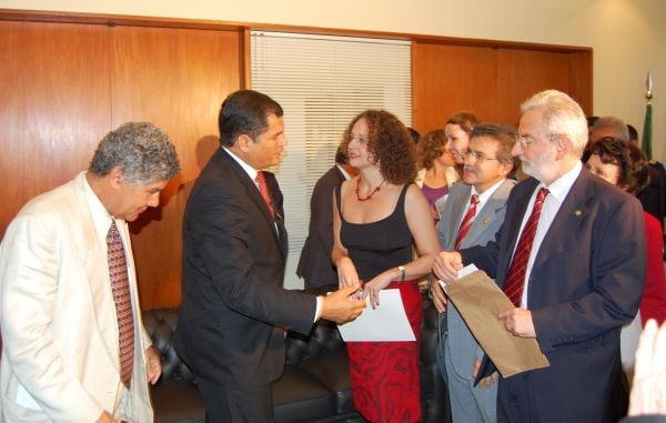 Bancada legislativa del PSOL con el Presidente Correa