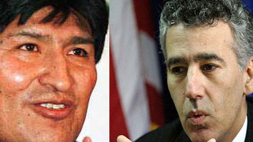 Morales denunció que Estados Unidos, representado en Bolivia por Goldberg (der.) financian ONG para que conspiren contra su Gobierno.