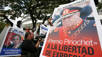 Los manifestantes entregaron el "Premio a la libertad de expresión de Pinochet" al periódico Mercurio de Chile, y el de la "ignorancia" al diario El Nuevo Herald de Miami.
