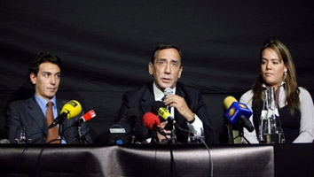 Luis Eladio Pérez (centro) aceptó que uno de los puntos sobre la mesa es la exclusión de las FARC de la lista de organizaciones terroristas de la Unión Europea.