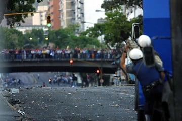 Una forma de violencia: El 11 de abril de 2002, los canales de televisión actuaron activamente en el golpe de Estado que sectores de la derecha venezolana emprendieron contra Hugo Chávez