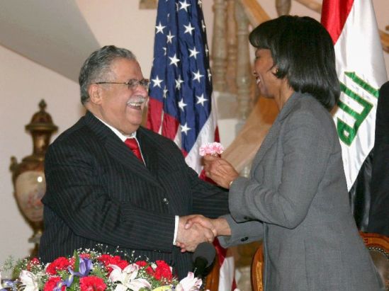 La secretaria de Estado de Estados Unidos, Condoleezza Rice (dcha), saluda al presidente títere de Irak, Yalal Talabani
