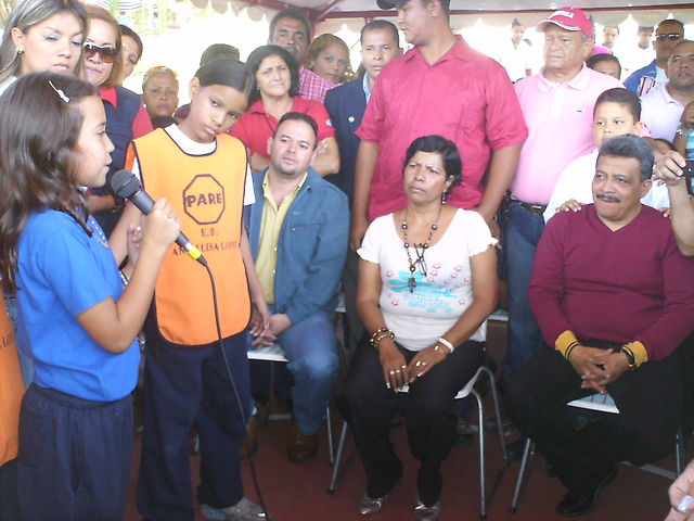 Estudiante de la Escuela Ana Elisa López, en inaguración de cancha deportiva dirigiendo palabras al Gobernador Carlos Giménez