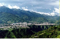 La turística y estudiantil ciudad de Mérida, al fondo la Sierra La Culata