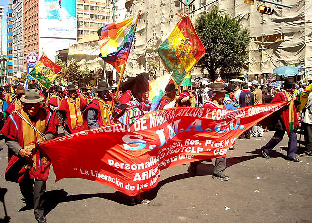 Grandes movilizaciones de campesinos, obreros y mineros y estudiantes, caracterizadas por su gran colorido, tomaron las calles de Bolivia