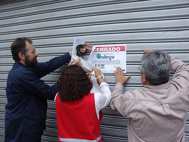 Funcionarios del Indecu encabezados por su presidente, Eduardo Samán cierran automercado en San Martín