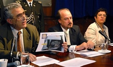 Ministro de gobierno Fernando Bustamante (izq.), acompañado por el ministro de Seguridad, Gustavo Larrea, y la canciller Maria Isabel Salvador