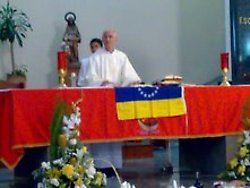 Bandera venezolana invertida en misa de bautizo infantil