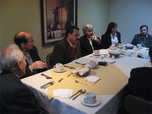 Carlos Lozano, Director del semanario Voz, durante su encuentro en Colombia con periodistas e invitados especiales