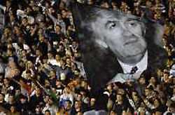 Fanáticos del Partizán agitan en Belgrado una imagen de Radovan Karadzic durante un partido de futbol amistoso contra el Olympique de Lyon