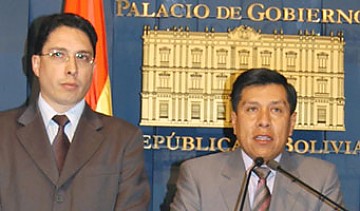 Héctor Arce (izq.) y Walker San Miguel anunciaron que el Gobierno presentará una querella contra la magistrada Salame.