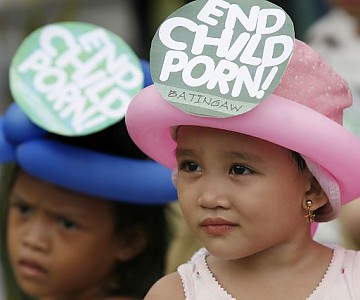 "Fin de la pronografía infantil" dice el letrero en inglés sobre el sombrero de la niña