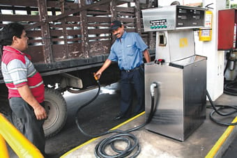 El combustible importado de Venezuela atrajo a nuevos clientes a las antes desocupadas estaciones de servicio de Cúcuta.
