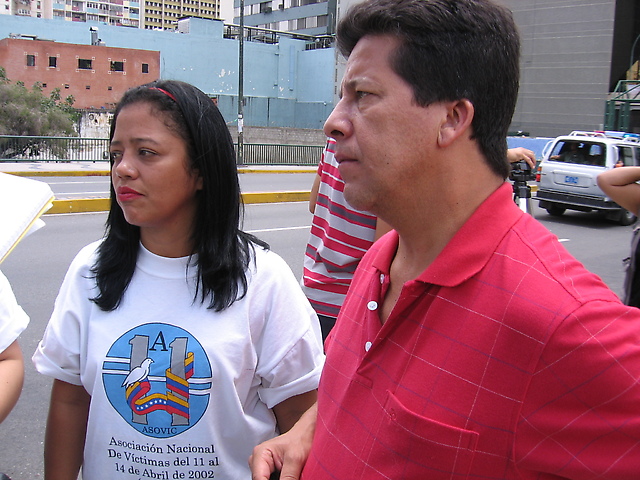 Yesenia Fuentes, presidenta de ASOVIC y Antonio Molina, abogado de las víctimas