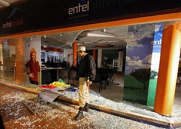 Una sucursal de Entel, empresa de telecomunicaciones boliviana nacionalizada meses atrás, también fue destruida por unionistas en Santa Cruz este viernes