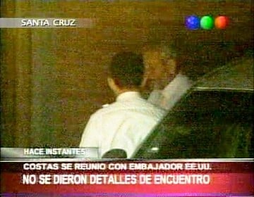 Imágenes captadas por un canal de televisión boliviano de Costas acudiendo a la reunión con Goldberg
