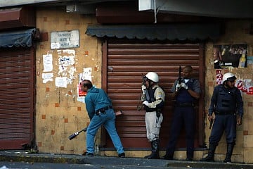 Foto de Wendy Olivos, entonces fotógrafa de Venpres, que mostró a varios policías metropolitanos ese día con guantes en la mano.