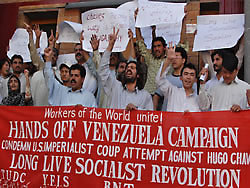 Estudiantes pakistaníes salieron a las calles de Quetta a protestar a en contra del gobierno de Estados Unidos y en apoyo al presidente Hugo Chávez