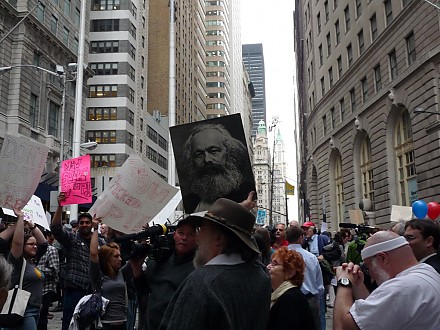 "Un espectro camina por las calles de Manhattan", en una de las protestas contra el plan de "rescate" de Bush