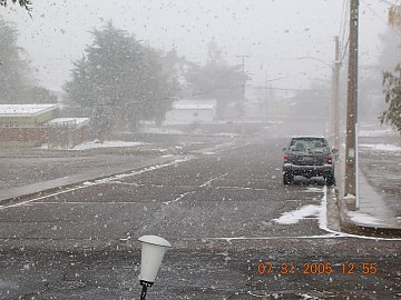 Foto tomada en 2005 de una nevada en El Salvador, Chile. La nevada de este viernes fue inusual por el momento del año y por la cantidad (10 centímetros de nieve)