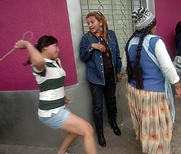 Muchas mujeres fueron atacadas por partidarios de la oposición boliviana únicamente por vestir atuendos indígenas