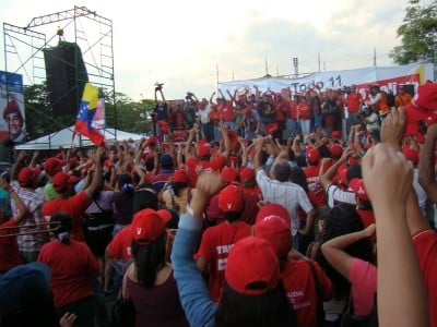Un bosque de brazos alzados en defensa de la Revolución Bolivariana y del presidente Chávez