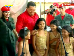 El presidente Hugo Chávez siempre estuvo cerca de la causa de los Yukpa y de su lucha por la tierra, en la foto en compañía de las tribus yukpa, añú y wayúu, entrega certificados de demarcación de tierras e inaugura una escuela técnica agropesquera