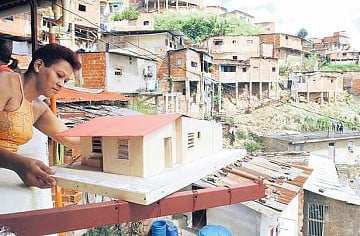 La comunidad del barrio Ezequiel Zamora, en El Valle, Caracas, ha mejorado sus viviendas a través de un proyecto introducido luego de crear el Consejo Comunal Zamora Parte Alta