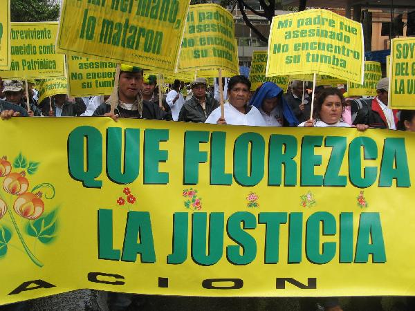 Ni la lluvia, ni las amenazas impidieron que centenares de delegados de las regiones marcharan en Bogotá para denunciar el genocidio politico contra la UP