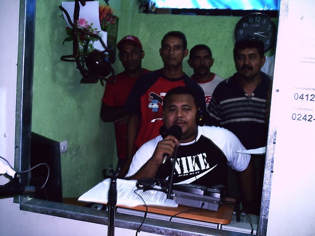 Militantes del PSUV junto al Operador de la Emisora