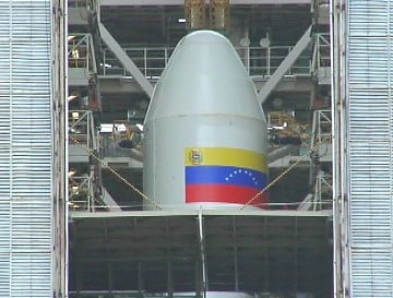 El Venesat-1 está a horas de ser lanzado este miércoles. Nos fue enviada este miércoles la imagen de la cabeza del cohete Larga Marcha 3-B emplazado en la base de lanzamiento de satélites en Xichang, China, donde aparece orgullosamente la bandera venezolana.