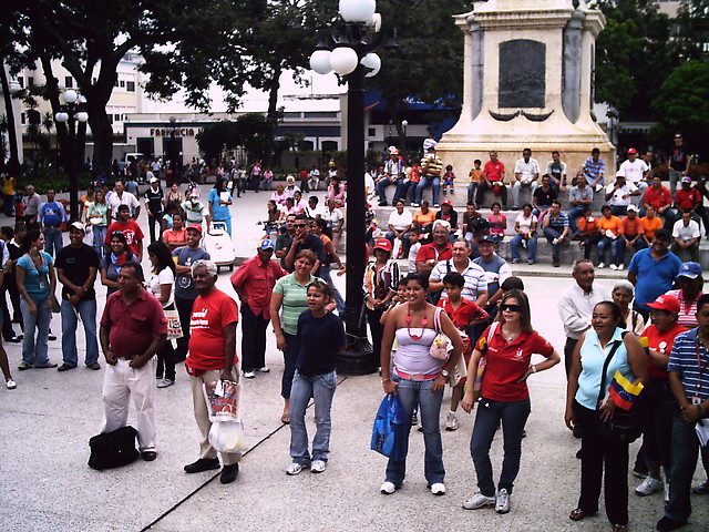 Asistentes al acto en Plaza Bolívar de Valencia