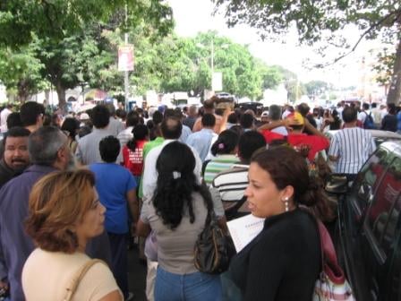 Vista del cortejo fúnebre y marcha obrera por las calles de Maracay