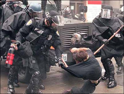 Policías gringos reprimiendo al pueblo