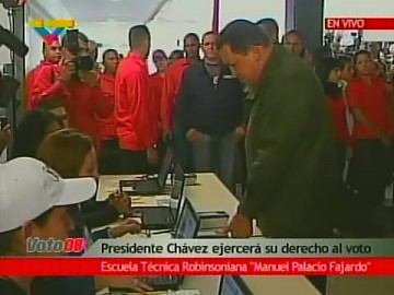 El presidente Hugo Chávez, en el momento de registrar su huella dactilar durante su ejercicio del voto