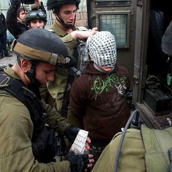 Soldados israelíes detienen a un palestino