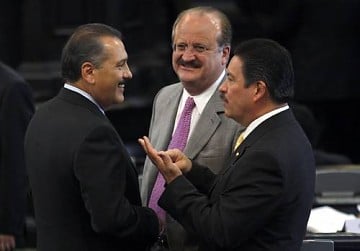 Los legisladores Manlio Fabio Beltrones Rivera, del Partido Revolucionario Institucional; así como Graco Ramírez Garrido Abreu y Carlos Navarrete Ruiz, del de la Revolución Democrática, durante la sesión de este martes en la Cámara de Senadores