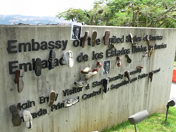 "Zapateada" la embajada estadounidense en Caracas