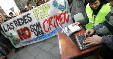 Unos hacktivistas se descargan material, el 20 de diciembre ante la sede del PSOE.