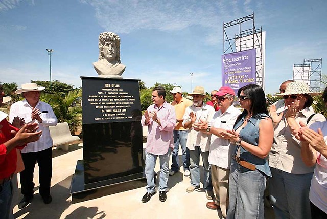 Inauguración del busto de Bob Dylan por el poeta y gobernador de Anzoátegui, Tarek William Saab, 13 noviembre 2008