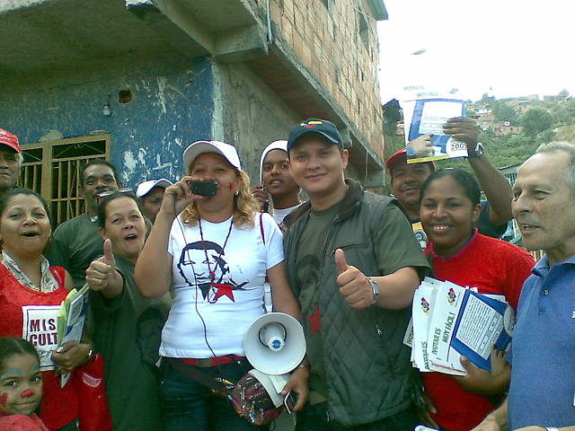 Militantes del Partido Socialista Unido de Venezuela aplican radio bemba casa por casa
