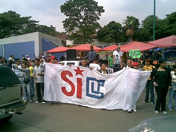 Manifestación pacífica de movimiento y frente estudiantil que apoya la enmienda por el Sí. Estación del Metro Ciudad Universitaria.